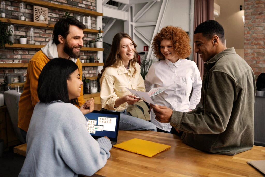 Elumini - Pessoas de coworking trabalhando juntas.